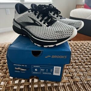 Women’s Running Adrenaline GTS 22 (size 6)